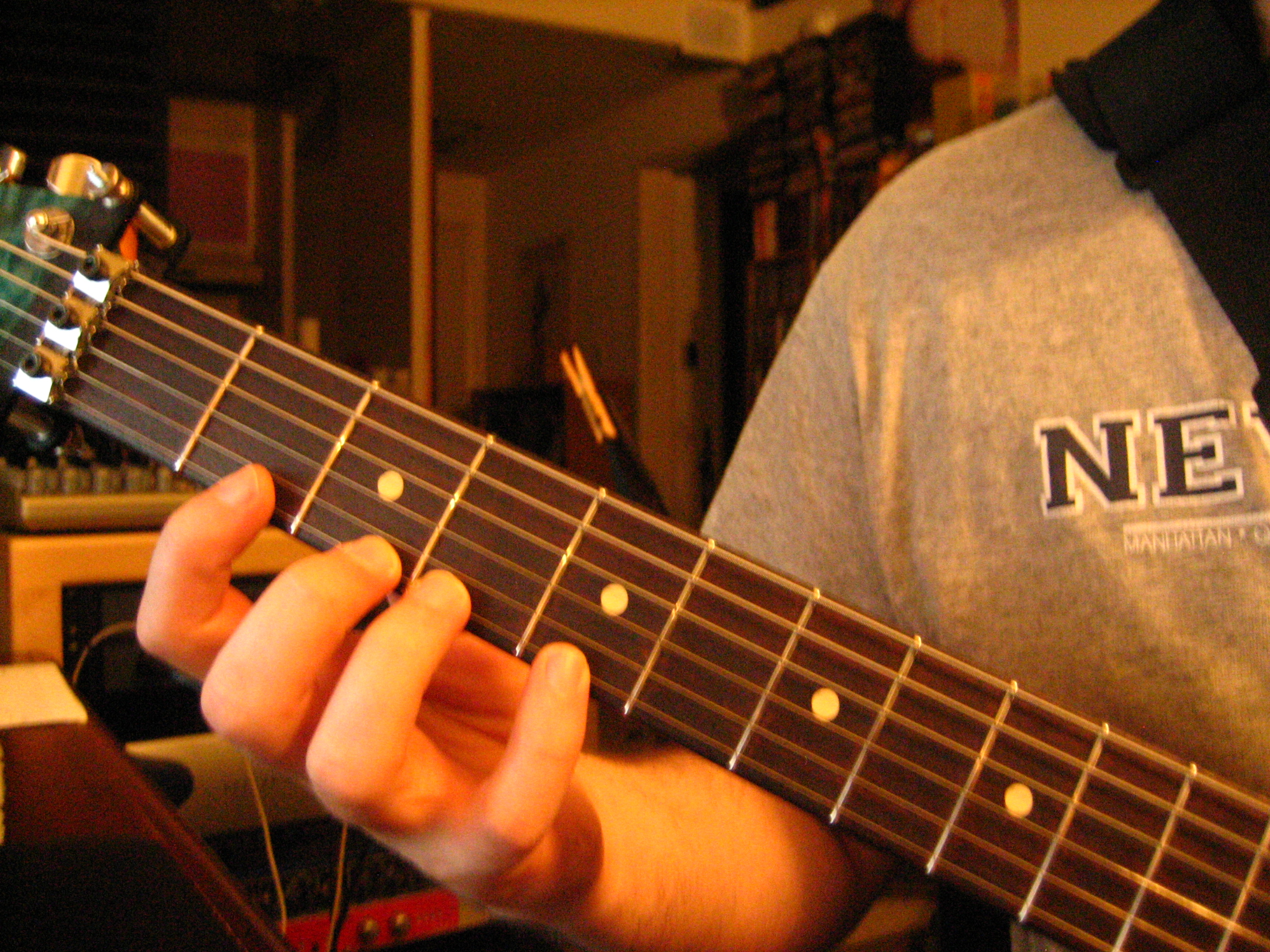 Vreny showing the Perfect hand position on guitar: the straight wrist