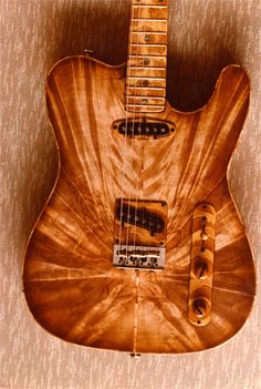 Telecaster, wood knowbs, burl guitar body, fixed bridge in chrome and 2 black single coils. 