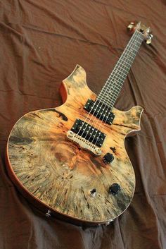The burl top on this guitar is outstanding. Equally amazing is the earthy burst finish from green grey-ish at the edges to sunny brown yellow ish in the center