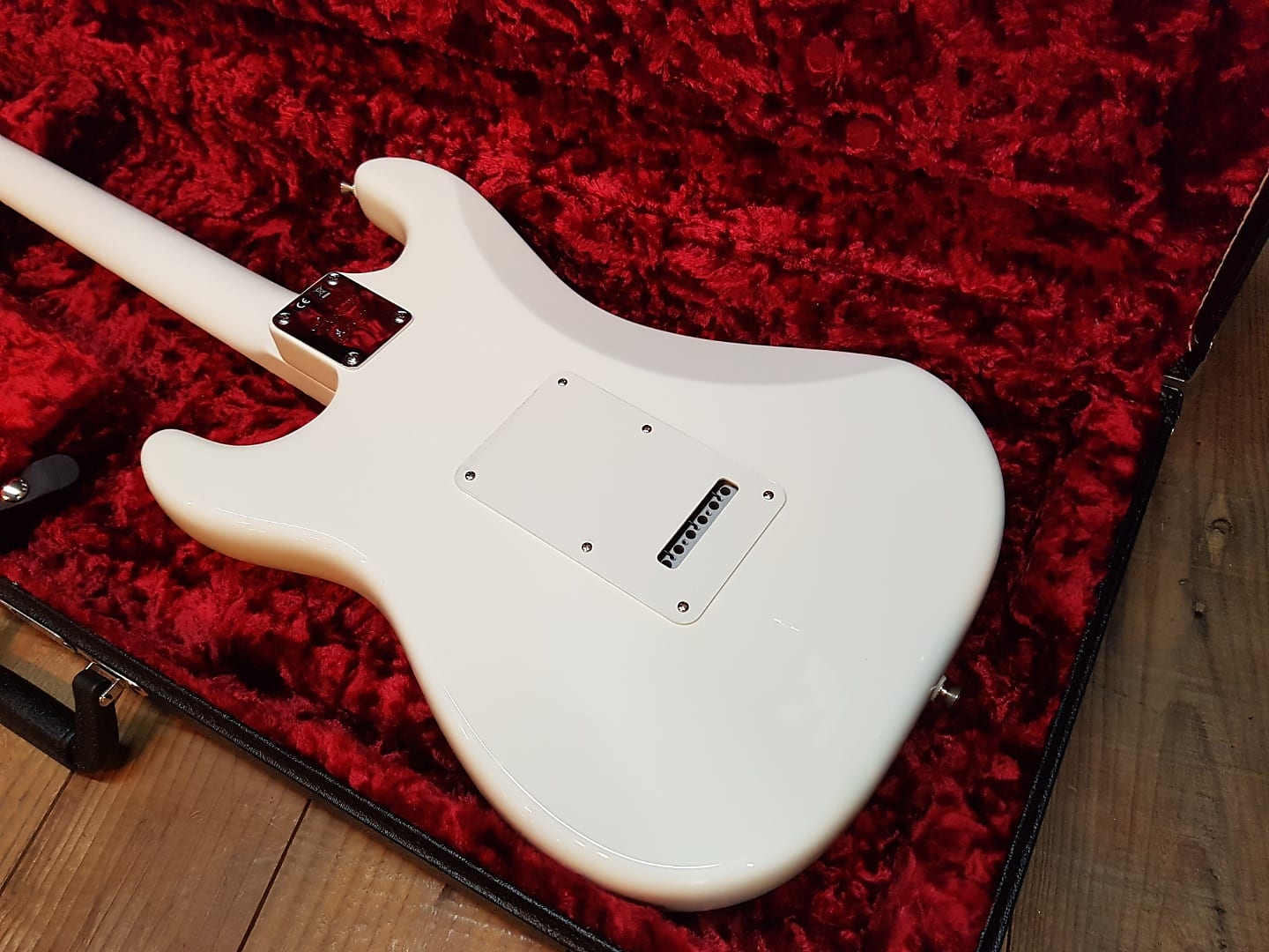 The back of the all-white Supreme Limited Edition Stratocaster. If only the guitar didn't have the darn red "Supreme" logo between the picks, which diminishes the guitar's immaculate beauty