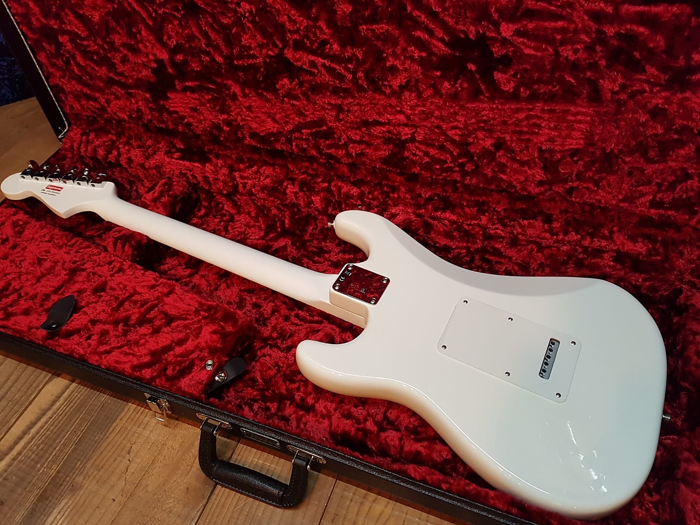 The back of the all-white Supreme Limited Edition Stratocaster. If only the guitar didn't have the darn red "Supreme" logo between the picks, which diminishes the guitar's immaculate beauty