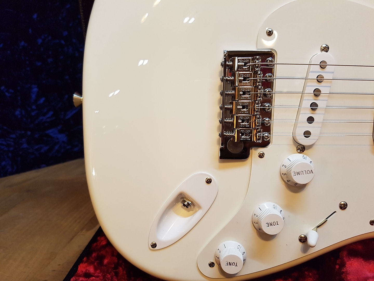 Close up of the all-white Supreme Limited Edition Stratocaster. If only the guitar didn't have the darn red "Supreme" logo between the picks, which diminishes the guitar's immaculate beauty