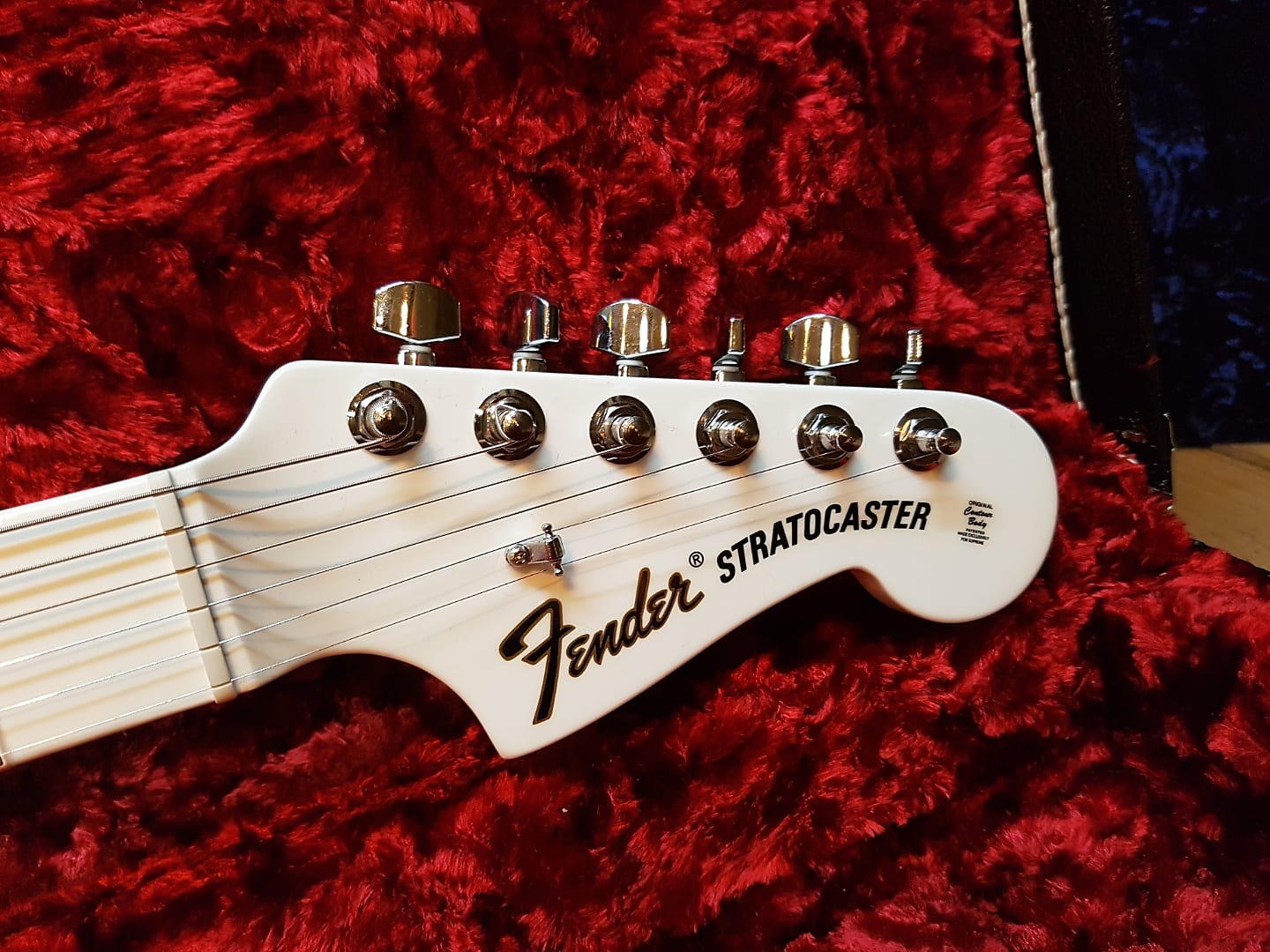 The headstock of the all-white Stratocaster. If only the guitar didn't have the darn red "Supreme" logo between the picks, which diminishes the guitar's beauty