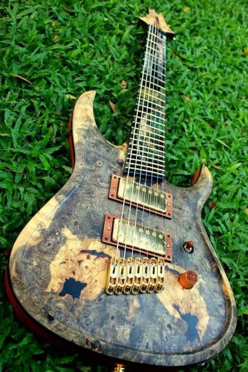 Ash grew and natural brown wood body, with gold hardware, gives this guitar a special, gorgeous look