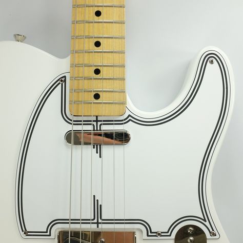 Nice double black lined edge around the pick guard of a creamy-white telecaster